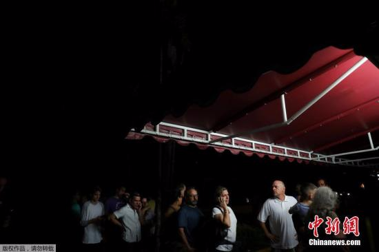 2017年9月11日，在佛罗里达州迈阿密的小哈瓦那，人们在凡尔赛餐厅排队等候，当日迈阿密的许多地区仍然没有电力。