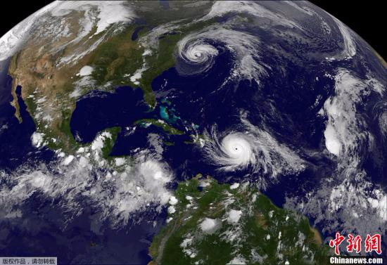 图为NASA的一张气象卫星云图显示了两股飓风在大西洋上空“同框”的景象：位于画面下方的是已经成为五级飓风的“玛利亚”；在画面上方，“荷西”正在美国东海岸登陆。