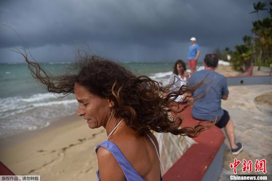 图为当地时间9月19日，波多黎各首都圣胡安海边，当地民众在飓风“玛利亚”到来前，聚集在海滩上观景。