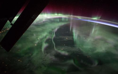 国际空间站的一位成员在空间站轨道最高点附近拍摄了一张地球极光美景，这是位于加拿大上空的北极光奇观。图片来源：NASA