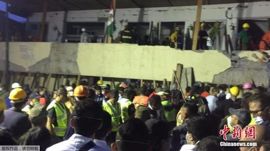 当地时间9月19日，墨西哥中部莫雷洛斯州发生7.1级地震，目前已导致数百人遇难。图为墨西哥地震救援工作者在墨西哥城Rébsamen学校展开。