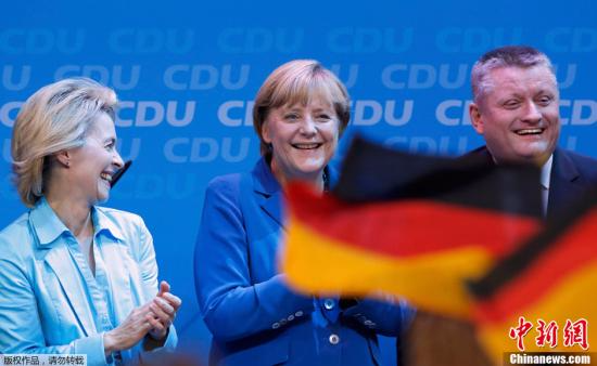 当地时间2013年9月22日，德国柏林，德国联邦大选中，德国现任总理默克尔为首的基民盟联合姊妹党基社盟赢得41.5%的多数选票，成功连任总理。