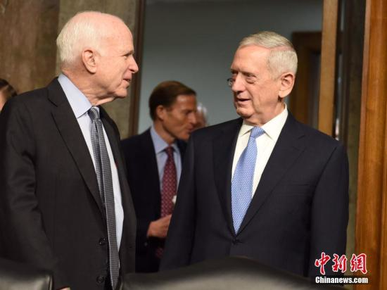 资料图片：美国国防部长马蒂斯（右）与参议院军事委员会主席麦凯恩（左）交流。<a target='_blank' href='http://www.chinanews.com/'></table>中新社</a>记者 张蔚然 摄