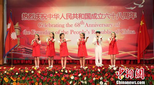 中国驻尼泊尔大使馆9月24日在加德满都举行招待会，热烈庆祝中华人民共和国成立68周年。图为南京小红花艺术团为观众献上充满中尼两国特色的表演。
