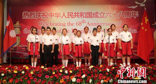 中国驻尼泊尔大使馆9月24日在加德满都举行招待会，热烈庆祝中华人民共和国成立68周年。图为尼泊尔学生高唱中尼两国国歌。