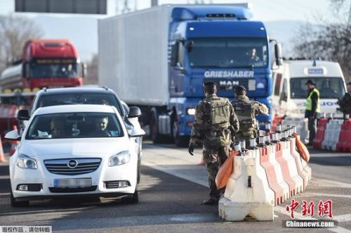 资料图：当地时间2016年12月22日，法国Ottmarsheim，德国警察在德法边境检查过往车辆。德国对卡车恐袭疑犯发出全欧范围通缉令，悬赏10万欧元。