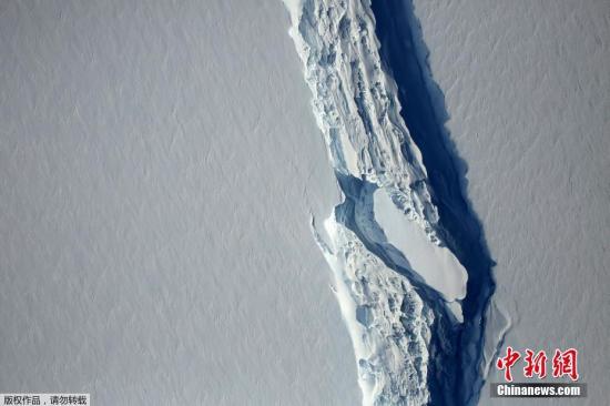 2017年7月12日讯，欧洲航天局发布卫星图象显示冰山一角，约6000平方公里。外媒称，科学家们6月28日宣布，世界上有记录以来的最大冰山之一有可能在“几小时、几天或几周内”脱离南极一处冰架。图为2016年NASA在官网公布了一张南极洲最大冰架——拉森C冰架裂口的照片。