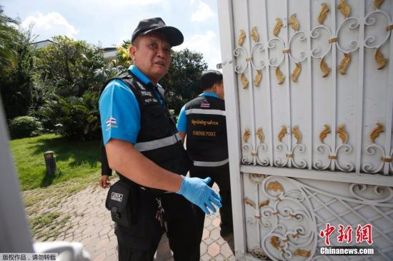 当地时间9月28日，泰国曼谷，警方和法医技术专家准备搜查泰国前总理英拉的住所。