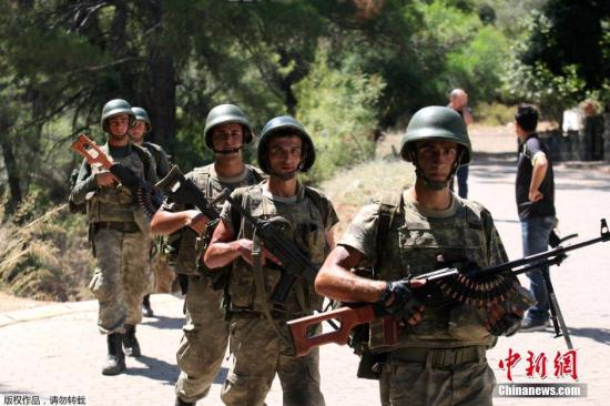 当地时间2016年7月20日，土耳其马尔马里斯，土耳其军队深入山林搜捕此前参与政变的军人。