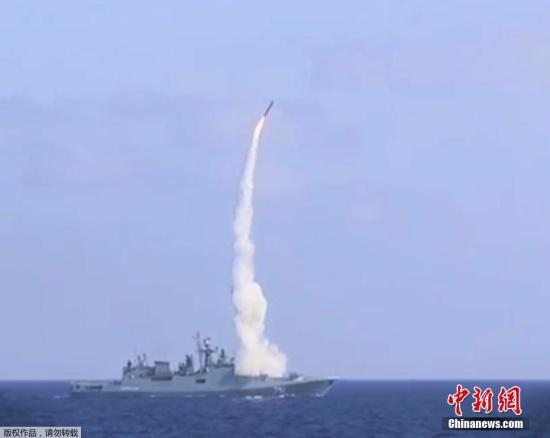 资料图：俄黑海舰队“埃森海军上将”号护卫舰向代尔祖尔地区的“伊斯兰国”设施发射了“口径”海基巡航导弹。