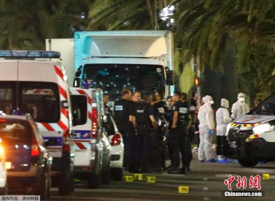 资料图：当地时间2016年7月14日晚间，法国南部城市尼斯发生卡车冲撞人群事件，造成严重伤亡。