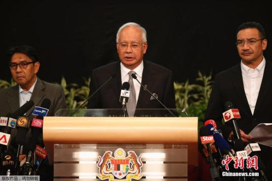 马来西亚总理纳吉布2014年3月24日召开紧急新闻发布会，他表示，根据新的数据分析，MH370航班在南印度洋坠毁。 另据英国天空新闻(Skynews)此前报道，马航失联MH370乘客家属将乘坐包机前往澳大利亚。 马航MH370本月8日失联，各方搜救行动已持续数周。自澳、中、法在南印度海域的卫星图像发现疑似物体后，在南印度洋的搜救力量加强。 24日，澳大利亚总理宣布，澳方飞机在距离澳大利亚珀斯西南2500公里海域发现两个物体，一个为圆形，一个为矩形。 当天澳大利亚海军船只“胜利号”已经抵达相关海域，澳方舰船此前消息称，这两个物体最快可能在未来几小时内被寻获。