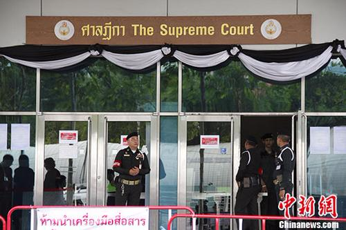8月25日，泰国最高法院门口警卫森严。法庭原定当天对泰国前总理英拉“大米收购案”进行宣判，但英拉称身体不适没有出庭，请求延期宣判。