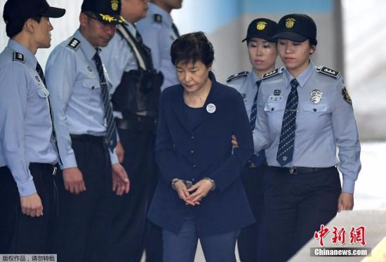 2017年5月25日，韩国首尔，韩国前总统朴槿惠被押送至首尔中央地方法院，接受第二次公审。