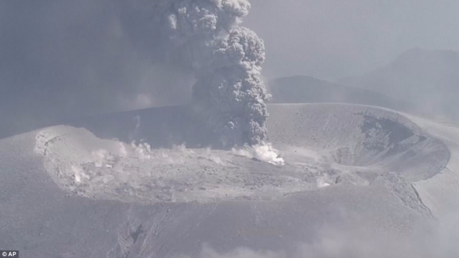 位于鹿儿岛和宫崎交界处的新燃岳火山本周三开始喷发，这是六年来的第一次喷发。