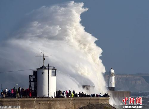 飓风“奥菲利娅”经过英国威尔士地区。