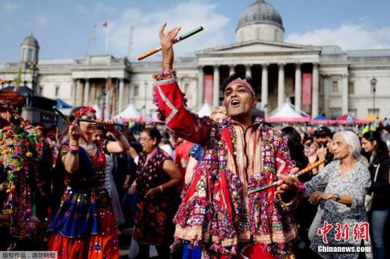 当地时间10月15日，英国伦敦特拉法加广场上印度舞者们身着传统服饰，跳起加拉巴舞庆祝排灯节。据悉，此次演出由伦敦市长萨迪克·汗发起，借此机会让游客们感受到丰富多彩的异国文化。排灯节，又称万灯节、印度灯节或者屠妖节。是印度教、锡克教和耆那教“以光明驱走黑暗，以善良战胜邪恶”的节日。于每年10月或11月中举行，一些佛教信徒也庆祝这个节日。
