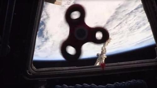 被带到国际空间站的指尖陀螺(图片来源：NASA)