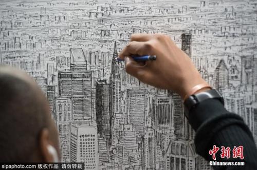 乘机飞45分钟后，艺术家凭记忆绘制纽约全景图。