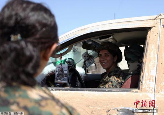 资料图：当地时间2017年6月18日，叙利亚拉卡，库尔德武装继续在拉卡推进，围剿极端组织。图为出现在拉卡西部地区的库尔德女兵。
