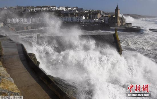 据英国气象局测报，在大西洋生成的飓风“奥菲利娅”，风力3级，以最高达每小时130公里的风速，从英国北部爱尔兰登陆；北爱尔兰、威尔士西部、苏格兰西南部及曼岛受其影响严重。