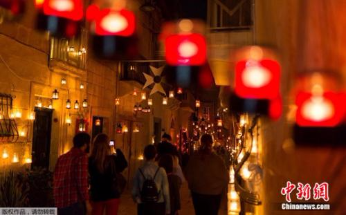 马耳他蜡烛点亮街头。