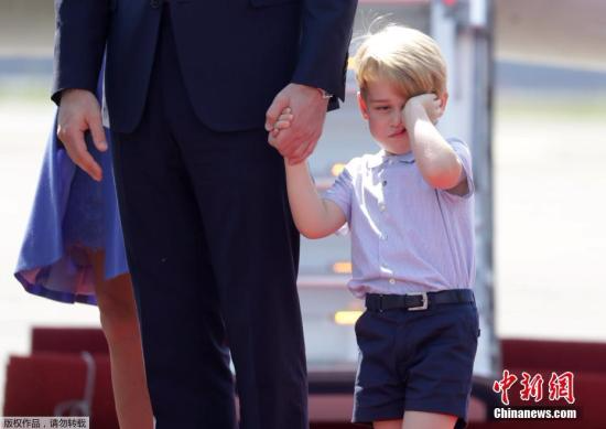 当地时间2017年7月19日，德国柏林，英国威廉王子(Prince William)携凯特王妃(Kate Middleton)以及他们的孩子乔治小王子、夏洛特小公主抵达德国进行访问。乔治小王子牵着爸爸的手，看起来睡意朦胧，不停揉眼；夏洛特小公主则是把一张小脸埋进手里的花束，猛闻花香，可爱的模样萌化人心。