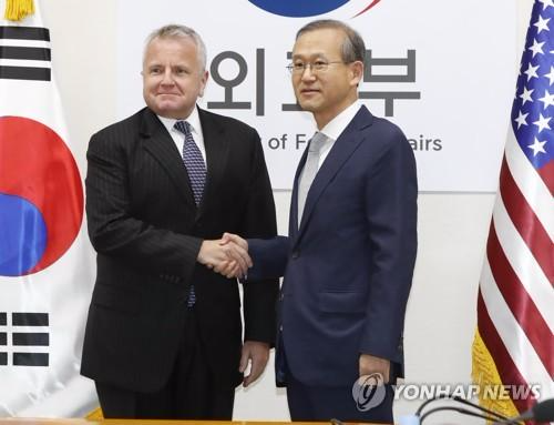 10月18日上午，在韩国外交部，林圣男(右)和沙利文在进行副外长战略对话前握手合影。(韩联社)