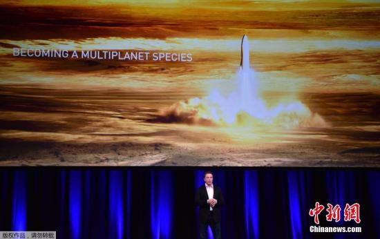 资料图：当地时间9月29日，美国太空探索技术公司SpaceX首席执行官伊隆·马斯克在澳大利亚阿德莱德举行的第68届国际宇航大会上发表演讲。马斯克称，SpaceX的新型火箭BFR时速最高可达2.9万公里，我们可以利用它在一个小时内到达地球上的任何一个地方。按这个速度计算，从美国纽约到上海大概只需要39分钟。他还在会上展示了SpaceX的月球和火星计划，包括为国际空间站提供补给，登陆月球，并在2022年开始登陆火星任务。