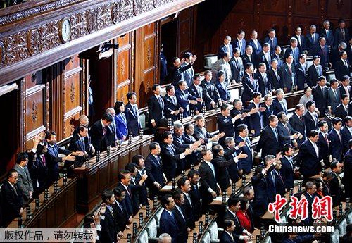当地时间2017年9月28日，日本首相安倍晋三宣布解散众议院后，多名内阁成员举手欢呼。