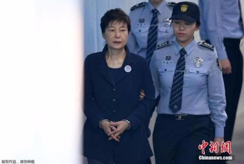资料图：当地时间2017年5月25日，韩国首尔，韩国前总统朴槿惠被押送至首尔中央地方法院，接受第二次公审。