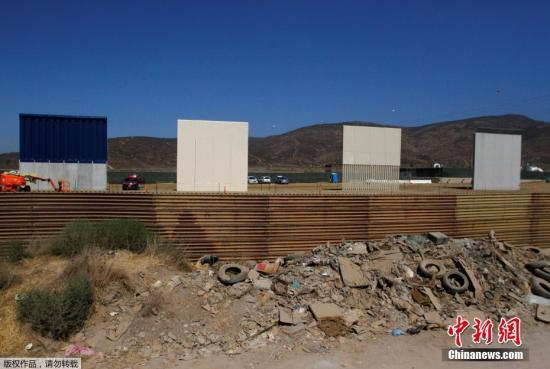 当地时间2017年10月12日，墨西哥提华纳，从美墨边境墨西哥一侧拍摄到的边境墙样品。特朗普2017年1月25日签署行政命令，宣布在美墨边境线上筑墙，以阻挡非法移民和犯罪人员越境从事非法活动。