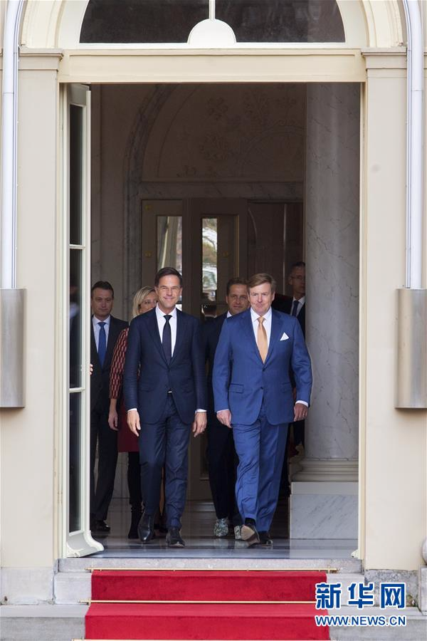 10月26日，在荷兰海牙，荷兰首相吕特（前左）与荷兰国王威廉－亚历山大（前右）准备和新一届内阁成员合影。