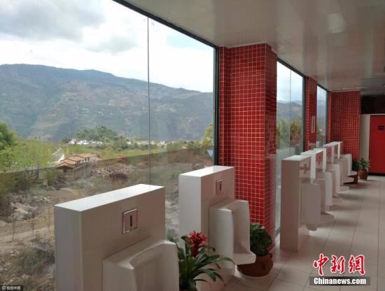资料图：透明观景厕所。 图片来源：视觉中国