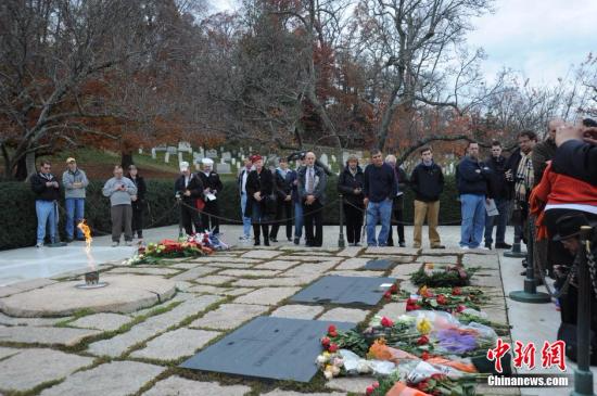 资料图：2013年11月22日是美国前总统约翰·肯尼迪遇刺50周年纪念日，美国民众来到位于弗吉尼亚州阿灵顿国家公墓的肯尼迪墓前悼念这位总统。肯尼迪墓前摆满了鲜花、书籍、诗歌、军帽等纪念品。肯尼迪是美国历史上第35任总统，也是美国历史上最年轻的当选总统，于1963年11月22日在德克萨斯州达拉斯市遇刺身亡，他一直被美国人视为美国历史上最伟大的总统之一。<a target='_blank' href='http://www.chinanews.com/'></table>中新社</a>发 张蔚然 摄