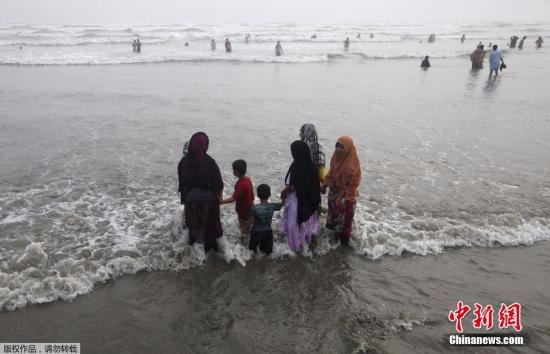 资料图片：受厄尔尼诺现象影响，巴基斯坦民众前往海边躲避热浪。