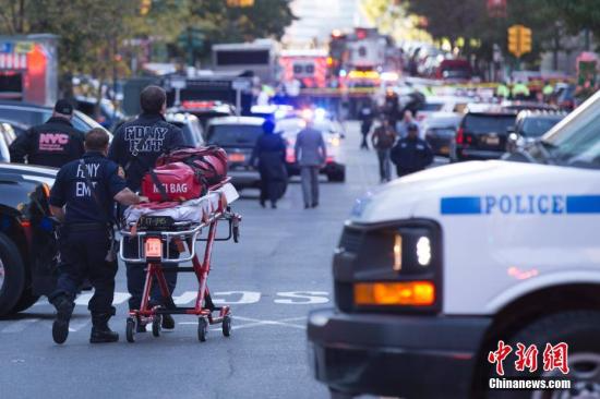 大量警力聚集在纽约曼哈顿西侧快速路卡车撞人恐怖袭击现场。 <span target='_blank' href='http://www.chinanews.com/'></div>中新社</span>记者 廖攀 摄
