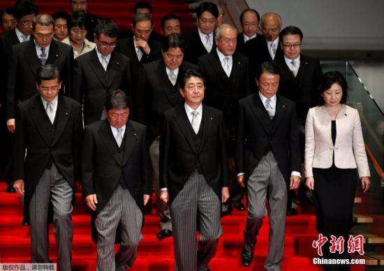 11月1日，在日本东京首相官邸，日本首相安倍晋三（前排中）带领阁僚合影。