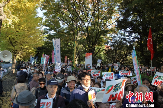 11月3日是日本“和平宪法”公布71周年纪念日，在位于东京永田町的国会前，4万日本民众走上街头，高喊“反对‘修宪’”“守护‘第九条’”等口号，进行游行。 <span target='_blank' href='http://www.chinanews.com/'></div>中新社</span>记者 吕少威 摄