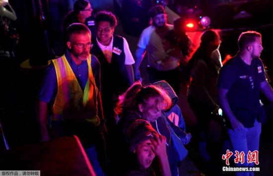 当地时间11月1日晚间，美国科罗拉多州丹佛市郊区一家超市发生枪击事件。警方确认，这起事件造成2名男子死亡。</p><p>　　据报道，这起枪击事件发生在科罗拉多州桑顿时一家沃尔玛超市内。枪声在晚6点半左右响起，引发恐慌。超市内人员随后自行疏散。</p><p>　　桑顿市警方最初通过社交网站公布消息称，有多人在这起事件中倒下。一小时后，警方再次发布消息，称“眼下没有活跃枪手”。图为超市员工和顾客撤离。