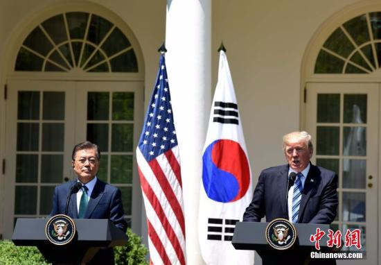 当地时间6月30日，美国总统特朗普在白宫会见韩国总统文在寅。图为特朗普与文在寅在白宫玫瑰园出席联合记者会。<span target='_blank' href='http://www.chinanews.com/'></div>中新社</span>记者 刁海洋 摄