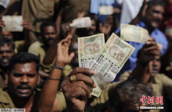 资料图：当地时间2016年11月23日，印度民众抗议废除大面额纸币。