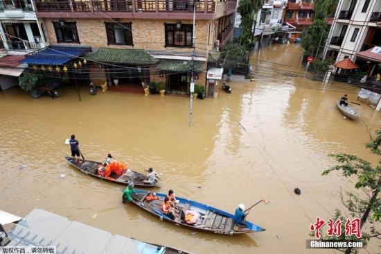 越南遭台风“达维”袭击，历史名城会安古城积水深，民众出行困难。