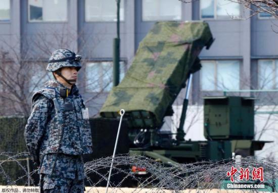 资料图：当地时间1月30日，日本自卫队在东京周边部署了“爱国者3”型拦截导弹。