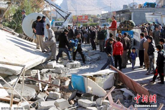 当地时间11月12日晚间发生在伊朗和伊拉克边界地区的7级以上强震。图为伊朗Darbandikhan，人们在瓦砾中进行救援。