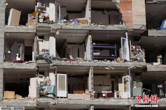 图为伊朗克尔曼沙赫县的一栋大楼化为废墟。