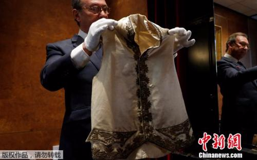 拿破仑生前穿过的丝绸马甲也将拍卖。