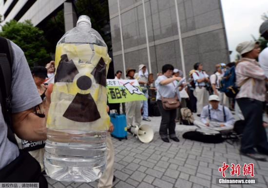 当地时间2014年8月8日，日本福岛，民众示威游行抗议东京电力公司将污水排到大海。作为福岛第一核电站核污水处理措施的一环，日本东京电力公司计划今后抽取遭受核污染的地下水，对其进行净化处理后再排入大海。东电公司就这一计划首次向福岛县的渔业人士进行了说明。据悉，对于东电公司的介绍，渔业人士纷纷提出质疑和不满，他们担心这一措施会进一步引起人们的臆测从而影响当地的渔业销量。