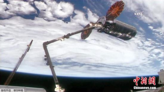 资料图：2017年11月15日讯，美国宇航局发布的图片显示14日国际空间站的加拿大臂2号抓住“天鹅座”飞船。