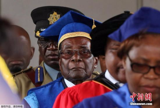自11月15日津巴布韦政局突变后，总统穆加贝首度公开露面，他11月17日在首都哈拉雷出席了一场毕业典礼仪式。